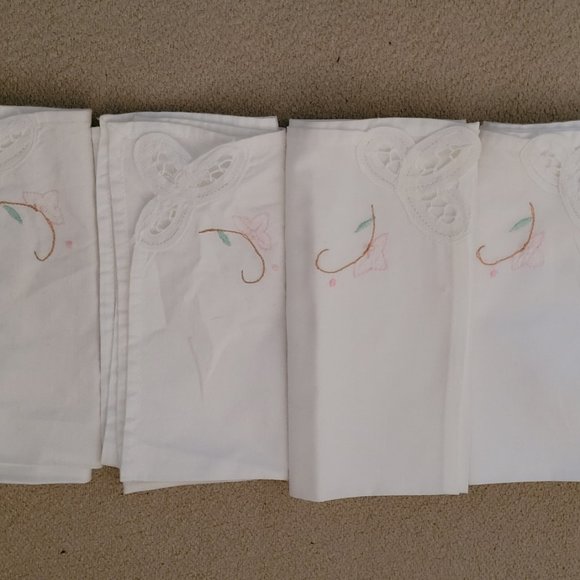 Vintage Embroidered Napkins with Lace Corner - Picture 4 of 4